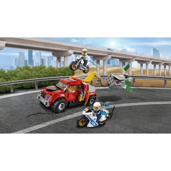 Конструктор LEGO City Police 60137 Побег на буксировщике в Махачкале