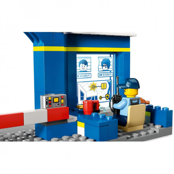 Конструктор LEGO City 60370 Побег из полицейского участка в Махачкале