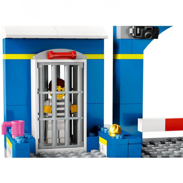 Конструктор LEGO City 60370 Побег из полицейского участка в Махачкале